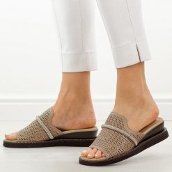 Beżowe skórzane klapki damskie na koturnie M.Daszyński 2267-14. Brązowe klapki M.Daszyński, bez wzorów, ze skóry, casualowe, bez obcasa, na koturnie, bez zapięcia. Za 199.00 zł.