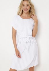 Biała Plisowana Sukienka z Paskiem w Talii Tiagena. Białe sukienki Born2be, na imprezę, m, bez wzorów, eleganckie, bez kołnierzyka, bez ramiączek, mini. W wyprzedaży za 48.99 zł.