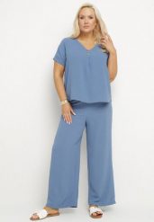 Niebieski Komplet o Fasonie Oversize Bluzka i Szerokie Spodnie Amisora. Niebieskie bluzki Born2be, uniwersalny, bez wzorów, bez kołnierzyka, bez ramiączek. Za 119.99 zł.