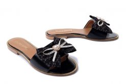 LAURA MESSI 2791 173 czarny, klapki damskie. Czarne klapki Laura Messi, bez wzorów, ze skóry, bez obcasa, na obcasie, bez zapięcia. Za 349.90 zł.