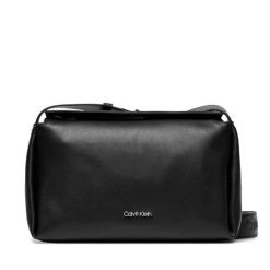 Torebka Calvin Klein. Czarne listonoszki Calvin Klein, bez wzorów, bez dodatków. Za 329.99 zł.