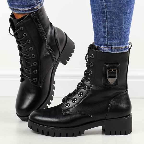 Czarne pu wysokie botki damskie na traperze M.Daszyński 1813-43. Czarne botki M.Daszyński, bez wzorów, z materiału, eleganckie, bez obcasa, bez zapięcia. Za 209.00 zł.