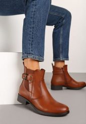 Jasnobrązowe Botki Typu Sztyblety Zdobione Paskiem z Klamerką Delarae. Brązowe botki Renee, z aplikacjami, z dzianiny, eleganckie, z okrągłym noskiem, bez obcasa, na obcasie, bez zapięcia. W wyprzedaży za 38.49 zł.