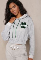 Jasnoszara Krótka Bluza z Kapturem Ściągaczami i Ozdobnym Nadrukiem Relis. Szare bluzy z kapturem Renee, l, z aplikacjami, z kapturem. W wyprzedaży za 35.99 zł.