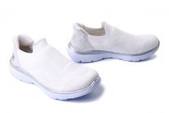 RIEKER M5072-80 white, półbuty damskie. Białe półbuty wsuwane Rieker, bez wzorów, bez obcasa. Za 247.43 zł.