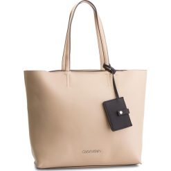 Torebka CALVIN KLEIN - Tack Shopper K60K604833 Light Sand 638. Shopper bag marki Calvin Klein. Za 649.00 zł.