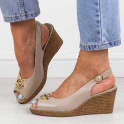 Złote sandały damskie na koturnie Vinceza 58300. Żółte sandały VINCEZA, bez wzorów, z jeansu, eleganckie, bez obcasa, na koturnie, bez zapięcia. Za 159.00 zł.