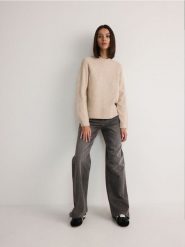 Sweter z raglanowymi rękawami - beżowy. Brązowe swetry Reserved, l, bez wzorów, z dzianiny, bez ramiączek. W wyprzedaży za 79.99 zł.