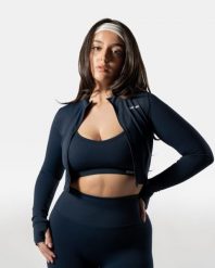 Damska krótka bluza rozpinana LuxForm na fitness i pilates – granatowy. Niebieskie bluzy AESTHETIC WOLF, uniwersalny, bez wzorów, z materiału, bez kaptura, na fitness i siłownię. Za 239.99 zł.