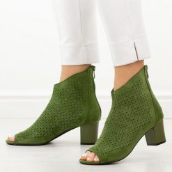 Zielone sandały damskie na obcasie z zakrytą piętą M.Daszyński 1954-23. Zielone sandały M.Daszyński, w ażurowe wzory, z materiału, eleganckie, bez obcasa, na obcasie, bez zapięcia. Za 179.00 zł.