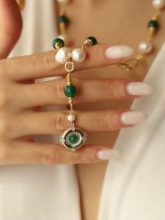 Pierres delicates Pozłacany naszyjnik z elementami ozdobnymi - dł. 50 cm rozmiar: onesize. Białe naszyjniki Pierres delicates, z materiału, z agatem, pozłacane. Za 69.99 zł.