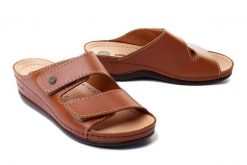 DR. BRINKMANN 702793-2 natur, klapki profilaktyczne damskie. Brązowe klapki Dr. Brinkmann, bez wzorów, ze skóry, bez obcasa, bez zapięcia. Za 329.90 zł.