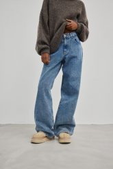 Spodnie jeansowe w kolorze DARK DENIM - MANHATTAN -L. Białe spodnie materiałowe Marsala, z aplikacjami, z denimu, casualowe. Za 459.90 zł.