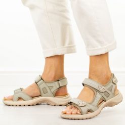 Beżowe skórzane sandały damskie Unisoft 18-56. Brązowe sandały Unisoft, bez wzorów, z materiału, casualowe, bez obcasa, na płaskiej podeszwie, bez zapięcia. Za 219.00 zł.