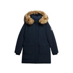 Parka z sztucznego futra damska Superdry Everest. Niebieskie płaszcze Superdry, na zimę, bez wzorów, bez kaptura. W wyprzedaży za 771.95 zł.