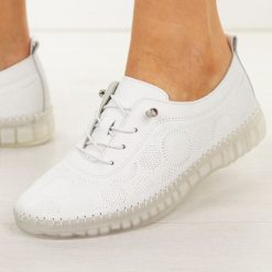 Białe skórzane półbuty damskie Filippo Dp7810/26. Białe półbuty wsuwane Filippo, na lato, bez wzorów, z jeansu, casualowe, z okrągłym noskiem, bez obcasa, na płaskiej podeszwie. Za 219.00 zł.