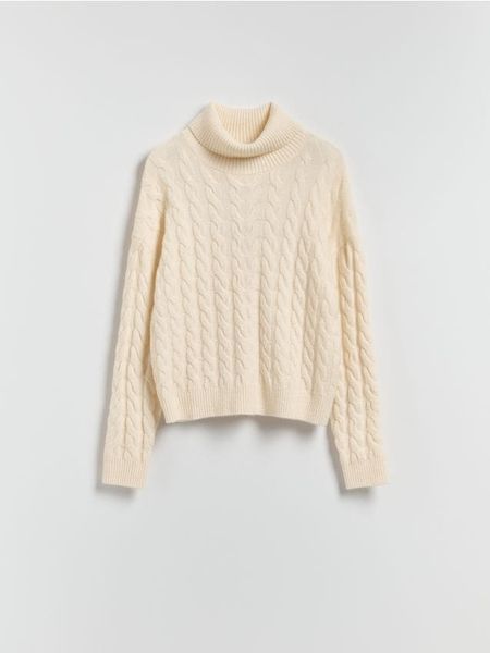 Golf z ozdobnym splotem - kremowy. Białe swetry Reserved, l, bez wzorów, z dzianiny, bez ramiączek. Za 129.99 zł.