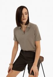 Bluzka z kołnierzem w serek TM-JUNA. Bluzki Volcano, s, bez wzorów, z dzianiny, biznesowe, bez kołnierzyka, bez ramiączek. Za 119.99 zł.