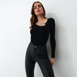 Sweter z ozdobnym detalem - Czarny. Czarne swetry Mohito, l, bez wzorów, bez ramiączek. Za 139.99 zł.