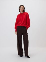 Sweter z kołnierzykiem - czerwony. Czerwone swetry Reserved, l, bez wzorów, z dzianiny, klasyczne, bez ramiączek. Za 129.99 zł.