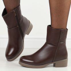 Brązowe wysokie botki damskie Filo Donna Z24-39. Brązowe botki Filo Donna, bez wzorów, ze skóry, eleganckie, z okrągłym noskiem, bez obcasa, na płaskiej podeszwie, bez zapięcia. W wyprzedaży za 139.30 zł.