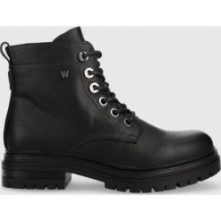 Wrangler botki Courtney Lace damskie kolor czarny na platformie. Czarne botki Wrangler, bez wzorów, z gumy, z okrągłym noskiem, bez obcasa, na platformie, bez zapięcia. Za 359.99 zł.