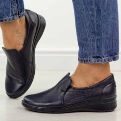 Granatowe skórzane Polskie półbuty damskie Góral 1798. Niebieskie półbuty wsuwane Góral, na jesień, bez wzorów, z jeansu, casualowe, z okrągłym noskiem, bez obcasa, na płaskiej podeszwie. Za 399.00 zł.