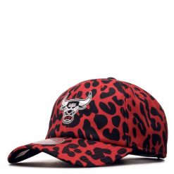 Czapka z daszkiem Mitchell & Ness NBA Chicago Bulls 6LUOMM20061-CBURED1. Czerwone czapki z daszkiem Mitchell & Ness, bez wzorów, sportowe. Za 89.00 zł.