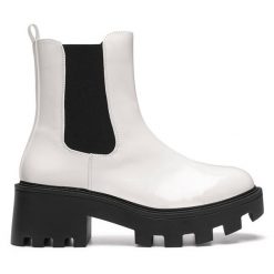 Sztyblety DeeZee. Białe botki DeeZee, bez wzorów, bez obcasa, na słupku, bez zapięcia. Za 125.99 zł.