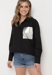 Czarna Bawełniana Koszula z Metalicznym Nadrukiem Imitującym Kieszeń Nencilla. Czarne koszule Born2be, l, bez wzorów, z bawełny, biznesowe, bez kołnierzyka, bez ramiączek. Za 69.99 zł.