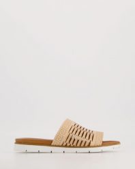 KLAPKI DAMSKIE 030822025 BEIGE. Brązowe klapki Venezia, bez wzorów, ze skóry, bez obcasa, bez zapięcia. Za 169.00 zł.