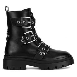 Trapery DeeZee. Czarne traperki DeeZee, bez wzorów, bez obcasa, bez zapięcia. Za 175.99 zł.