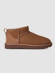 UGG Botki "Ultra Mini" w kolorze brązowym ze skóry owczej rozmiar: 37. Brązowe botki UGG, bez wzorów, ze skóry, bez obcasa, bez zapięcia. Za 671.44 zł.