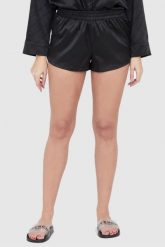 JUICY COUTURE Czarne satynowe szorty piżamowe w logo. Czarne piżamy Juicy Couture, s, bez wzorów, z satyny, bez kołnierzyka, bez ramiączek. W wyprzedaży za 129.99 zł.
