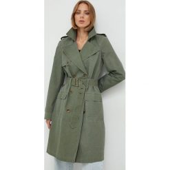 Guess trencz damski kolor zielony przejściowy. Zielone płaszcze Guess, l, z aplikacjami, bez kaptura. Za 1,019.90 zł.