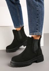 Czarne Botki Typu Sztyblety z Ekozamszu z Ozdobnymi Wstawkami z Futerka Iliara. Czarne botki Renee, bez wzorów, z jeansu, eleganckie, bez obcasa, na obcasie, bez zapięcia. W wyprzedaży za 69.99 zł.