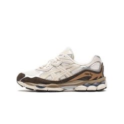 Buty do chodzenia dla dorosłych ASICS Gel-NYC Cream Mocha. Białe buty treningowe ASICS, bez wzorów, z zamszu, bez zapięcia, tenisowe. Za 1,486.00 zł.