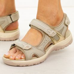 Beżowo złote skórzane sandały damskie Unisoft 18-57. Brązowe sandały Unisoft, bez wzorów, z materiału, casualowe, bez obcasa, na płaskiej podeszwie, bez zapięcia. Za 219.00 zł.