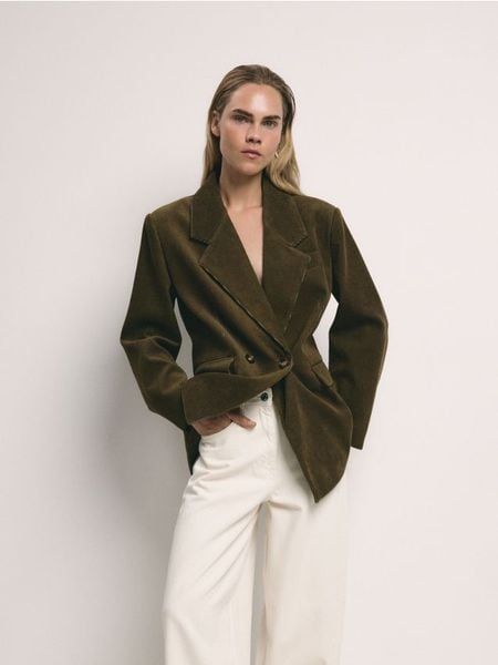 Sztruksowa marynarka dwurzędowa - oliwkowy. Zielone marynarki i żakiety Reserved, l, bez wzorów, z bawełny, bez ramiączek. Za 259.99 zł.