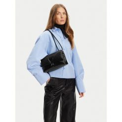 Torebka AMI Paris. Czarne torebki klasyczne AMI PARIS, bez wzorów, klasyczne, bez dodatków. Za 5,129.00 zł.