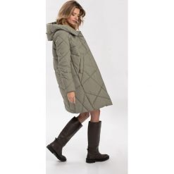 Oliwkowy płaszcz damski z kapturem J-VILNUS. Zielone płaszcze Volcano, na zimę, xxl, bez wzorów, z materiału, z kapturem. Za 419.99 zł.