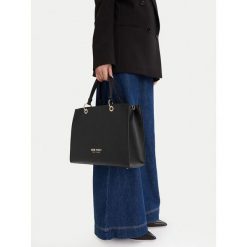 Torebka Nine West. Czarne torebki klasyczne Nine West, bez wzorów, klasyczne, bez dodatków. Za 399.99 zł.