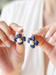 Pierres delicates Kolczyki-wkrętki z perłami w kolorze białym rozmiar: onesize. Niebieskie kolczyki Pierres delicates, z perłą, z mosiądzu. Za 105.14 zł.