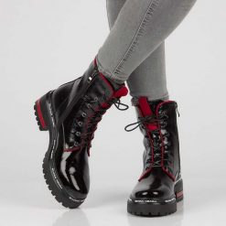 Czarne zimowe lakierowane botki damskie na traperze Filippo Dbt3108/25. Czarne botki Filippo, bez wzorów, z lakierowanej skóry, eleganckie, z okrągłym noskiem, bez obcasa, bez zapięcia. Za 319.00 zł.
