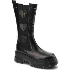 Czarne Kozaki Carinii Modne Wygodne Buty Damskie. Czarne kozaki Carinii, bez wzorów, ze skóry, przed kolano, bez obcasa, na płaskiej podeszwie, bez zapięcia. Za 639.00 zł.
