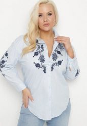 Niebieska Bawełniana Koszula w Kwiatowe Hafty Ravbia. Niebieskie koszule Born2be, xl, bez wzorów, z bawełny, eleganckie, bez kołnierzyka, bez ramiączek. W wyprzedaży za 110.49 zł.