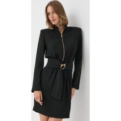 Pinko sukienka kolor czarny mini prosta. Czarne sukienki Pinko, na co dzień, bez wzorów, bez kołnierzyka, bez ramiączek, mini. W wyprzedaży za 1,179.90 zł.