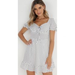 Biała Sukienka Abin. Białe sukienki Born2be, l, z aplikacjami, vintage, bez kołnierzyka, bez ramiączek, mini. W wyprzedaży za 67.99 zł.