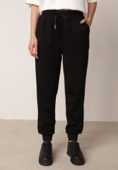 Czarne Spodnie Dresowe Joggery z Wysokim Stanem i Ściągaczami przy Kostkach Janlea. Czarne spodnie materiałowe Born2be, bez wzorów, z dresówki, casualowe, z podwyższonym stanem, długie. Za 89.99 zł.