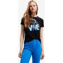Desigual t-shirt bawełniany kolor czarny. Czarne t-shirty Desigual, l, z aplikacjami, z bawełny, bez kołnierzyka, bez ramiączek. Za 259.99 zł.